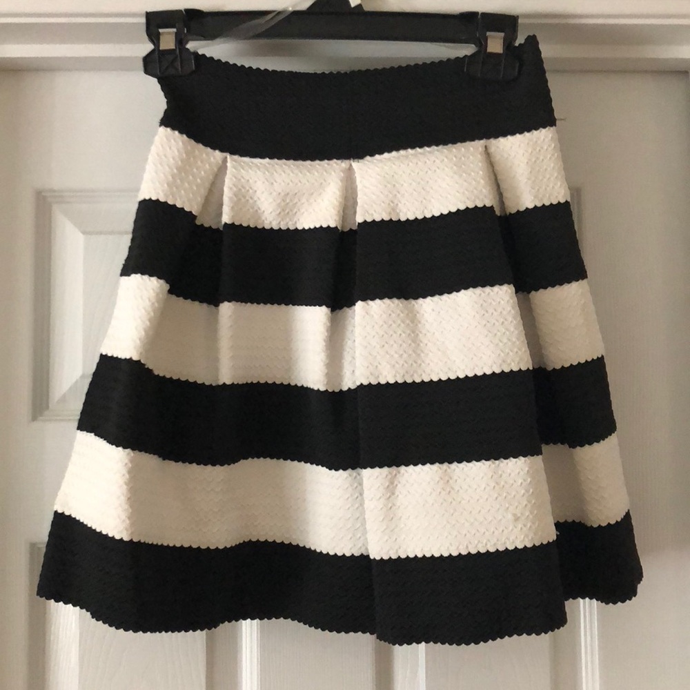 Black and white short pleated skirt